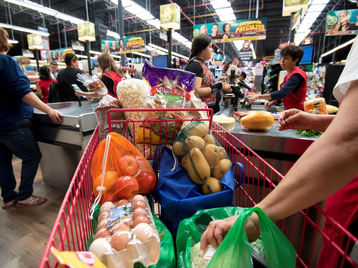Foto: Consumidores realizan la compra en un supermercado. (EFE)