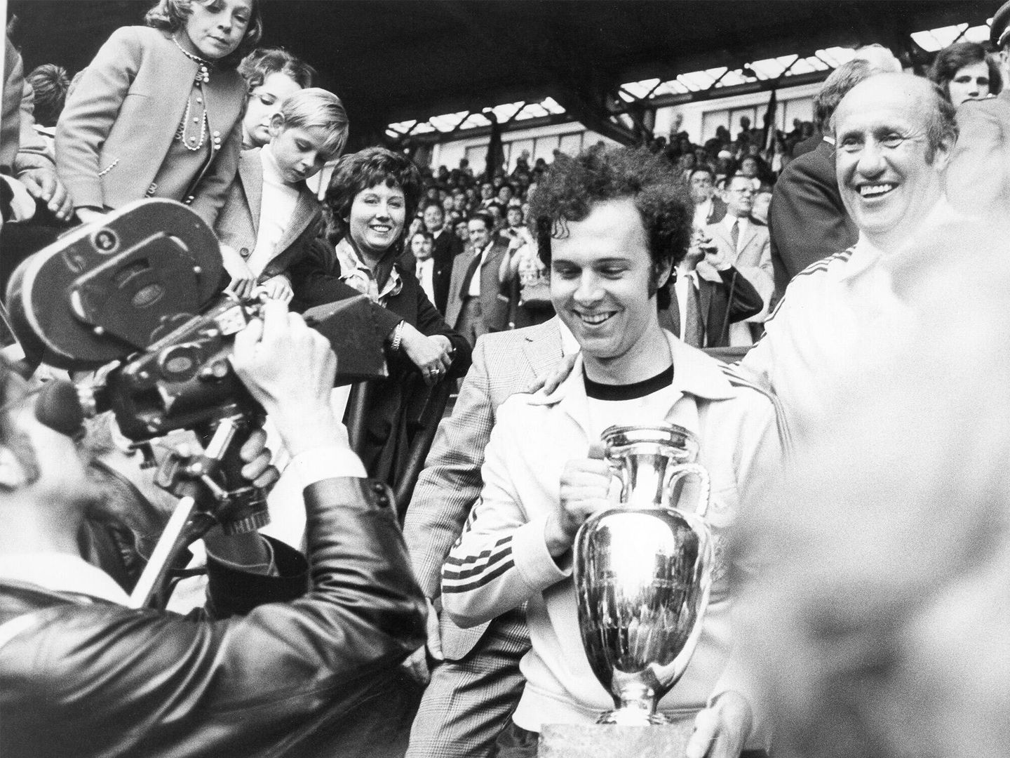 El capitán del equipo alemán, Franz Beckenbauer, con la copa tras ganar el Campeonato de Europa de Fútbol de la UEFA en 1972. (Getty Images/Schirner)