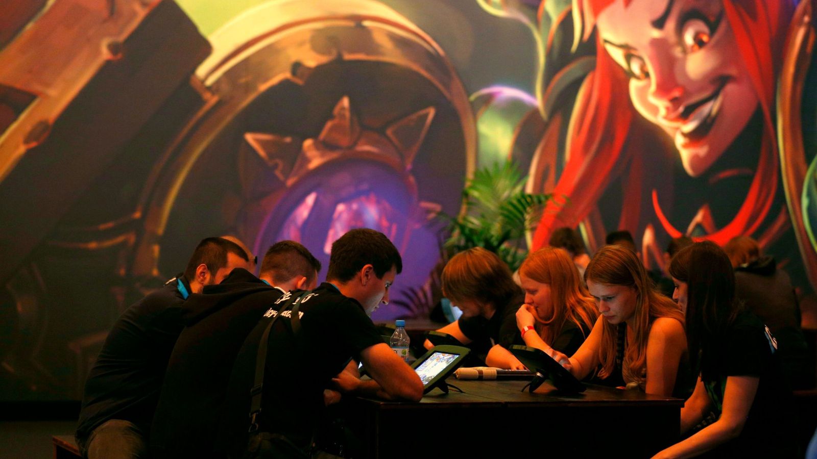 Foto: Un grupo de jugadores de 'Hearthstone' se reúnen en un evento de Blizzard. (Reuters)
