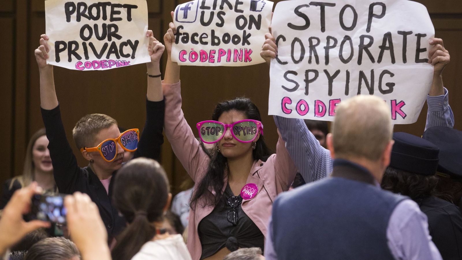 Foto: Protesta por el "fin del espionaje corporativo" durante la comparecencia Mark Zuckerberg (EFE)