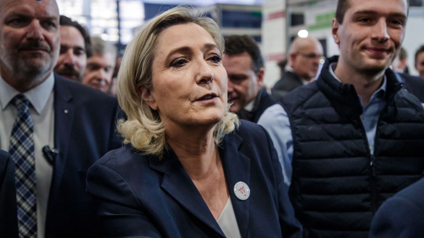 La presidenta de la ultraderechista Reagrupación Nacional, Marine Le Pen, visita el Salón Internacional de Agricultura en el centro de exposiciones de París. (EFE)