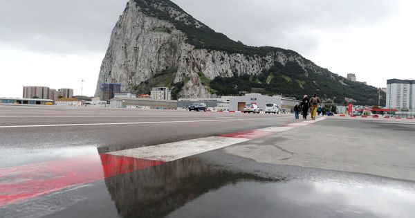 Foto: Peatones cruzando el aeropuerto de Gibraltar. (Reuters)