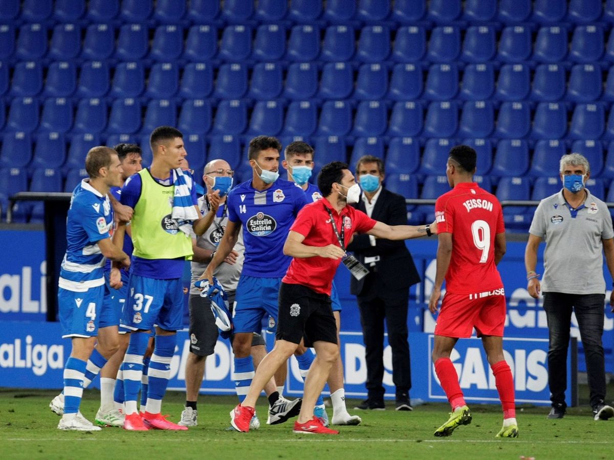 Foto: El delantero del Fuenlabrada Jeisson se encara con varios jugadores del Deportivo al término del partido aplazado entre ambos equipos (Efe).
