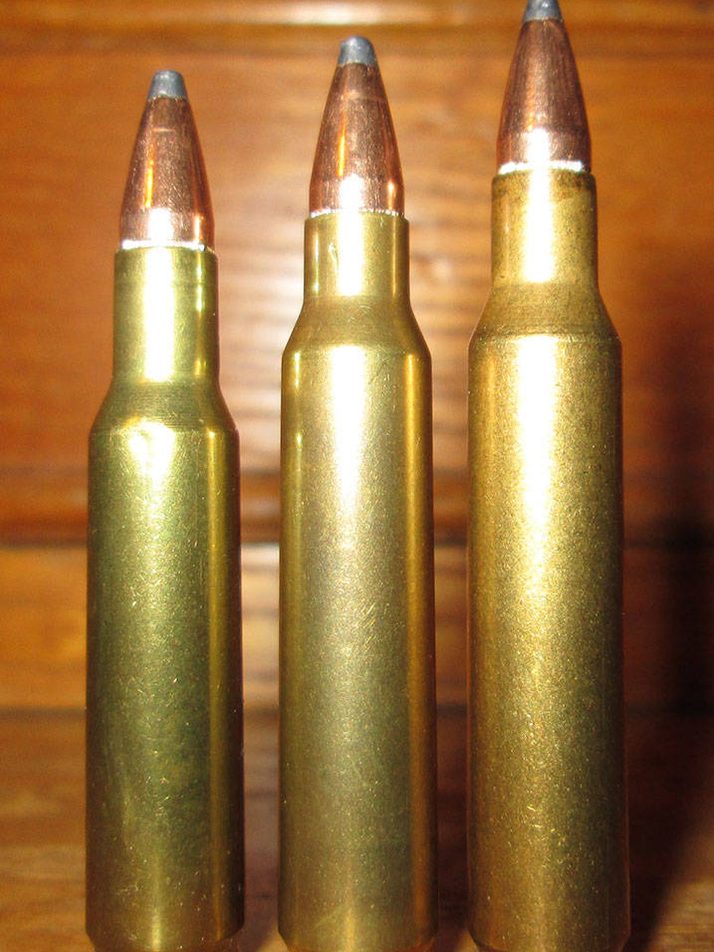 Cartuchos Remington .222 (izq.), .223 (centro) y .223 Magnum (Hellbus)