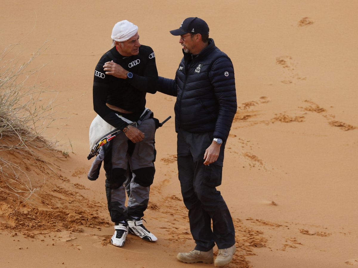 Foto: Carlos Sainz, tras el accidente en el Dakar que le supuso la fractura de dos vértebras. (Reuters/Hamad I Mohammed)