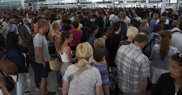 Foto: Las colas en los controles de seguridad han desbordado la terminal T1 del Aeropuerto de Barcelona-El Prat. (EFE)