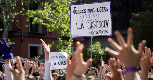Foto: Concentración feminista contra el fallo judicial de La Manada en la Puerta del Sol este jueves. (EFE)