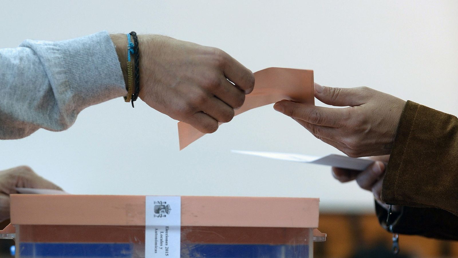 Foto: Los españoles acuden a las urnas para entregar su voto (EFE)