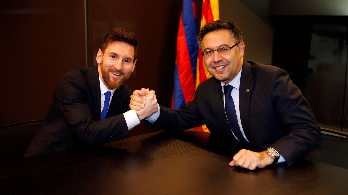 Foto de archivo de la última renovación de contrato firmado por Messi y el presidente del Barcelona, Josep Maria Bartomeu. (Reuters)