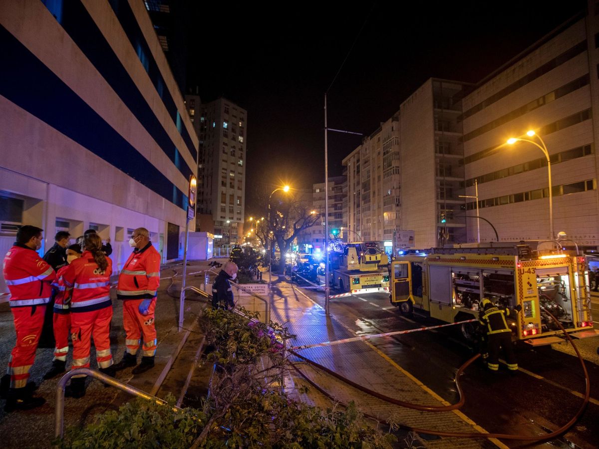 Foto: Foto de archivo de bomberos en Cádiz. (EFE/Román Ríos)