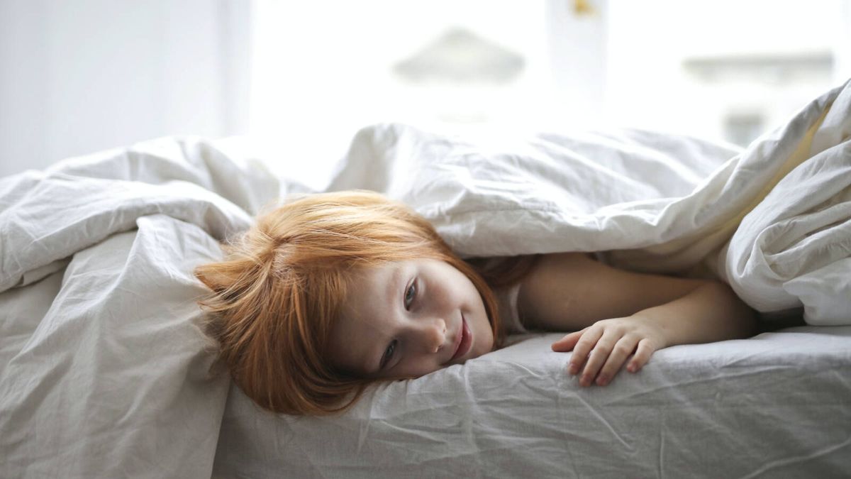 Cuatro trucos para despertar a niños dormilones, según el neuropsicólogo Álvaro Bilbao 