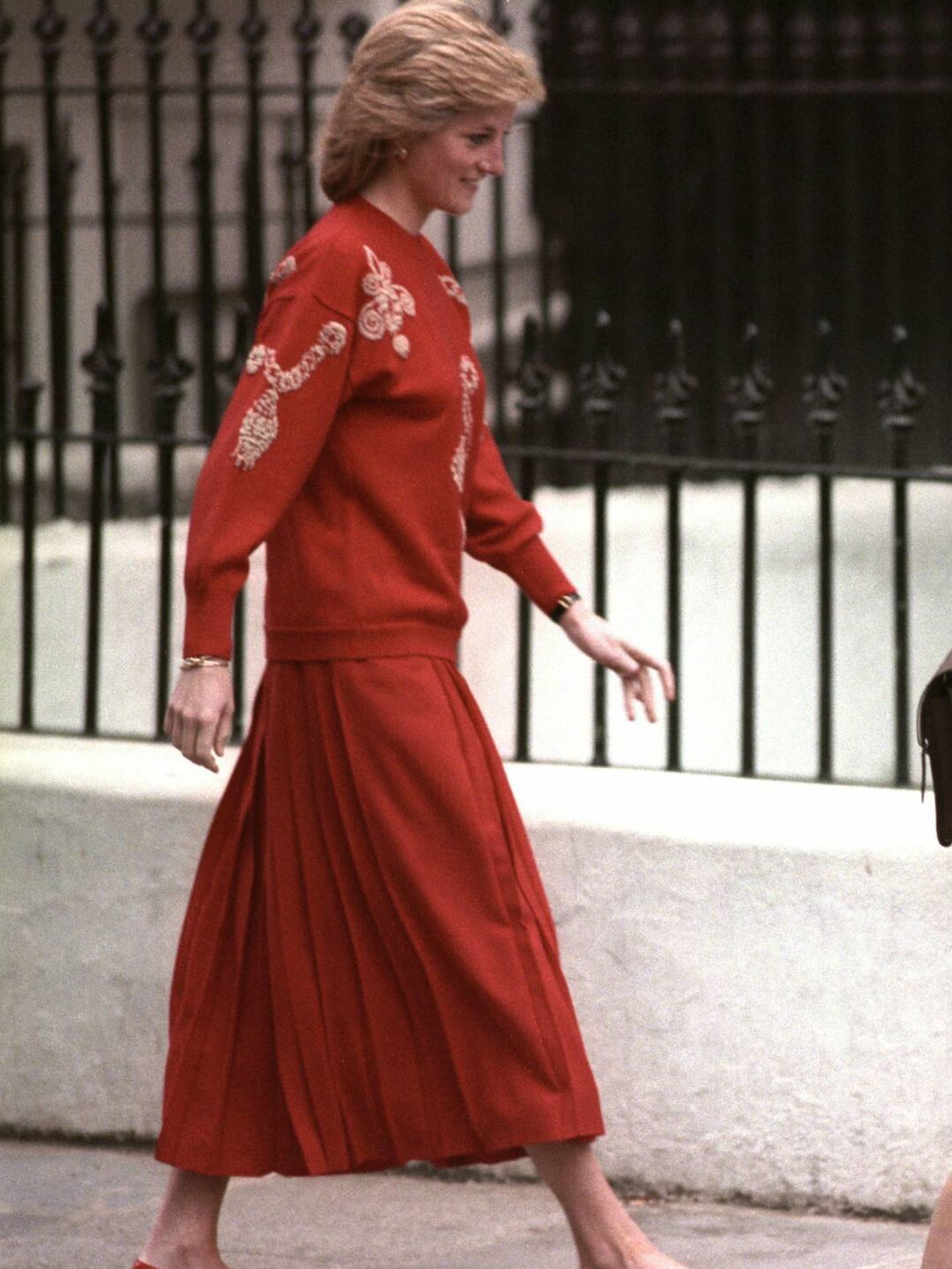 Diana de Gales, con falda midi plisada llevando a Guillermo y Harry al colegio. (Cordon Press)