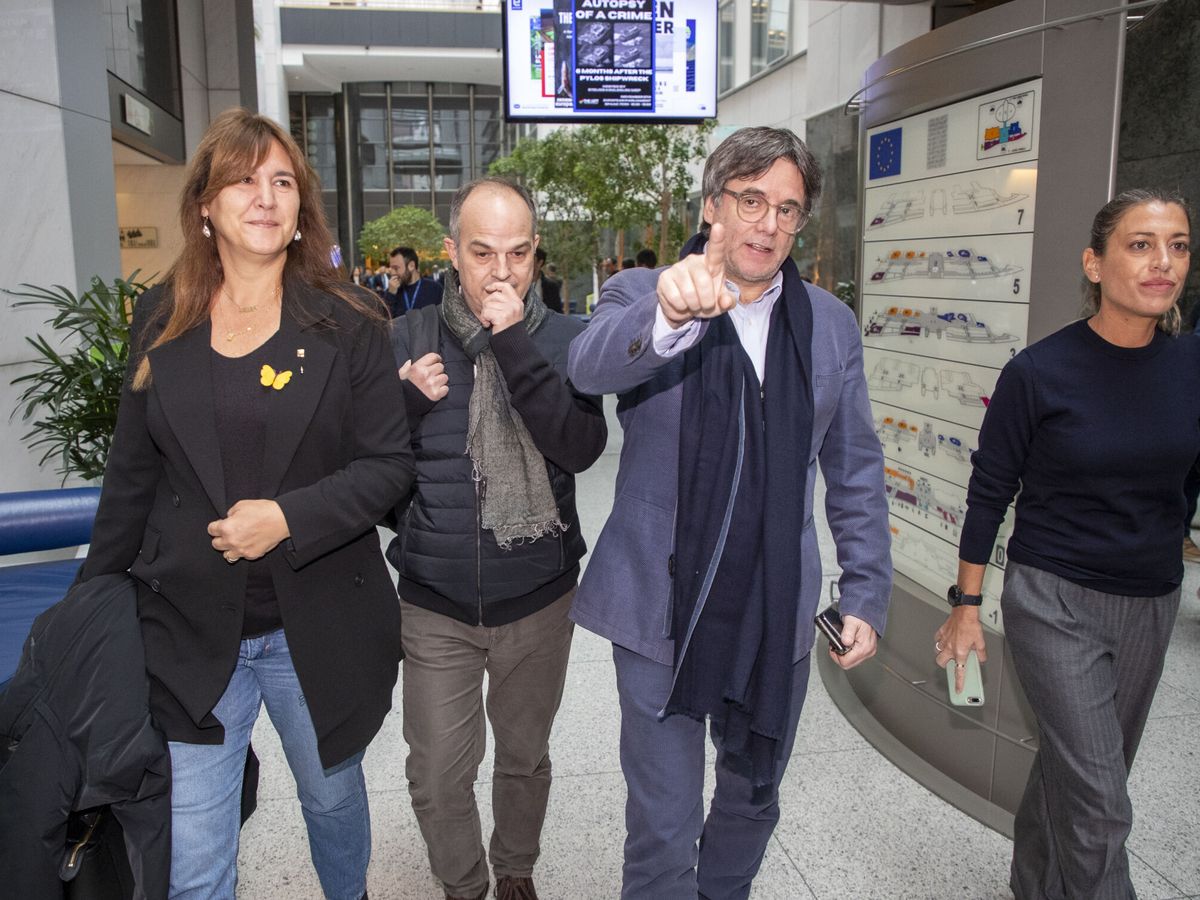 Foto: Borràs, Turull, Puigdemont y Nogueras, en uno de los encuentros para cerrar el pacto de investidura de Sánchez. (Europa Press)