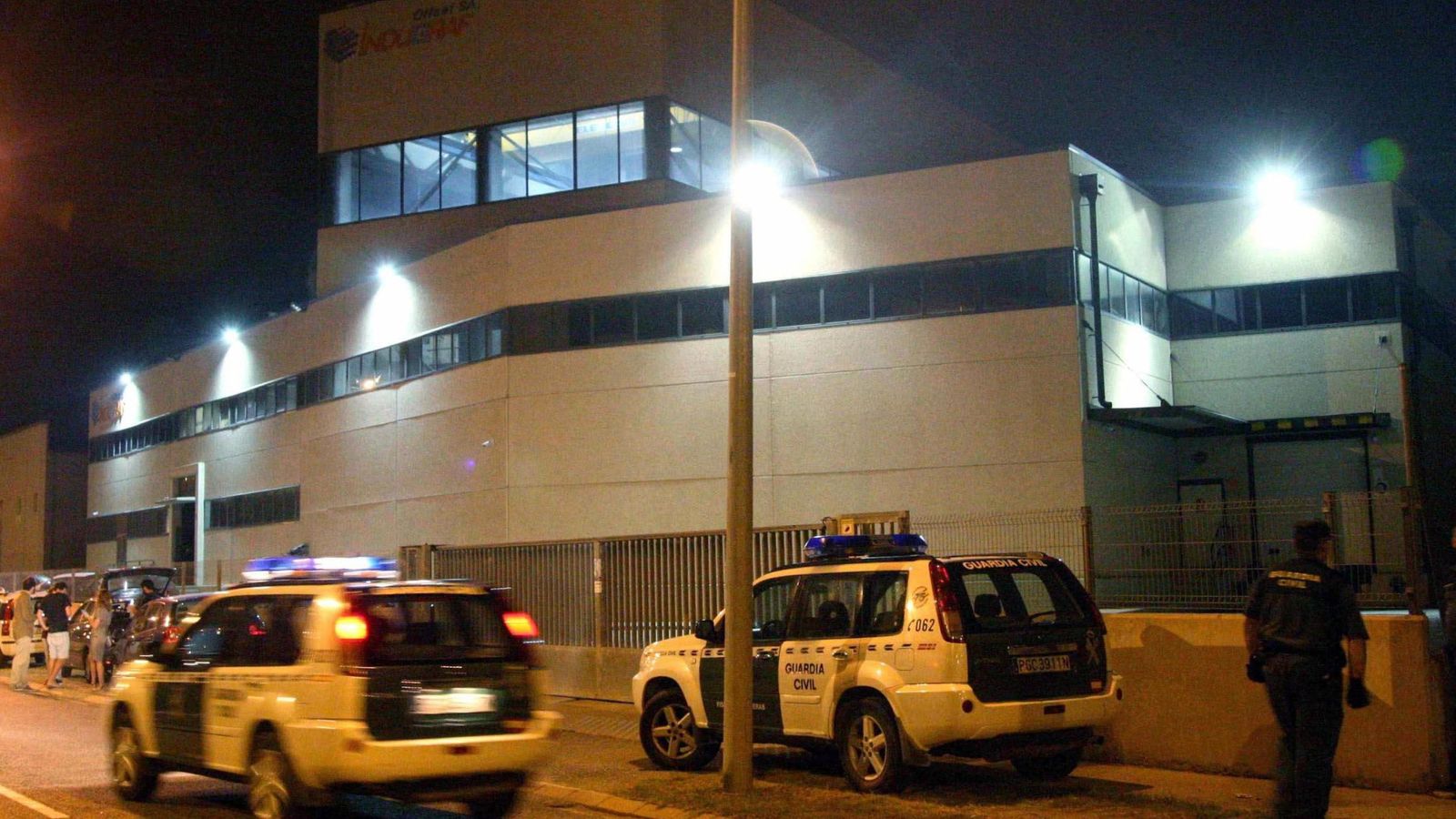 Foto: Agentes de la Guardia Civil vigilan la sede de una imprenta ubicada en un polígono industrial de Constantí (Tarragona). (EFE)