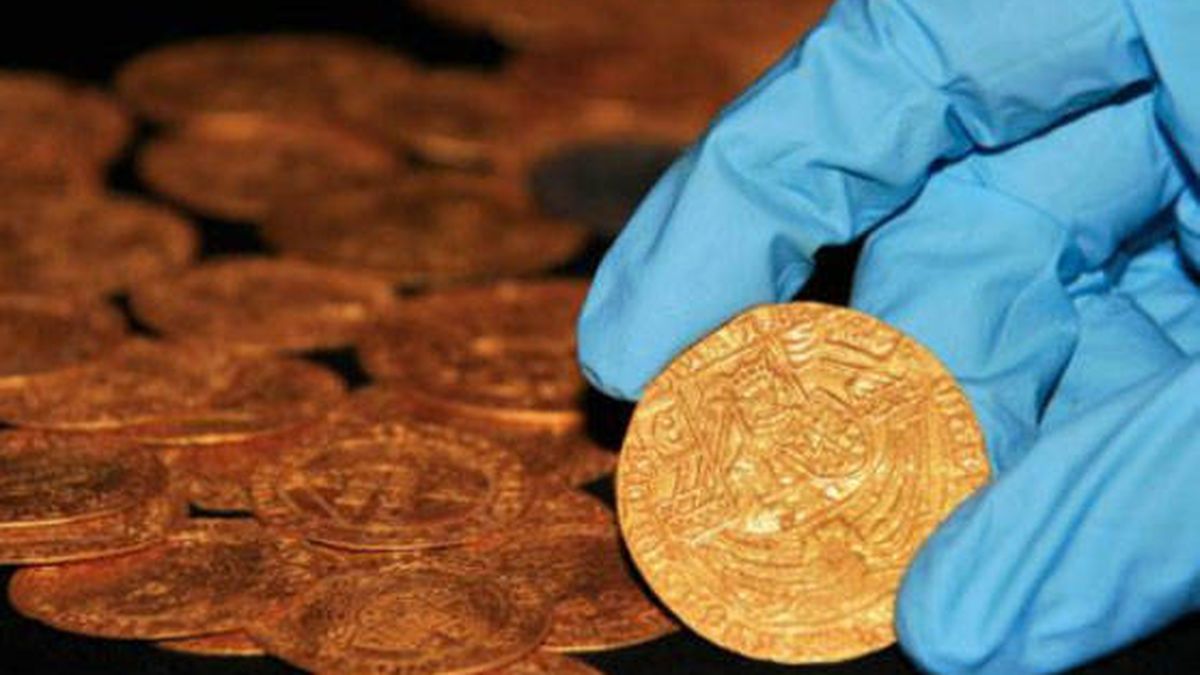 Descubren un lote de monedas medievales de Enrique VIII en un jardín de Inglaterra