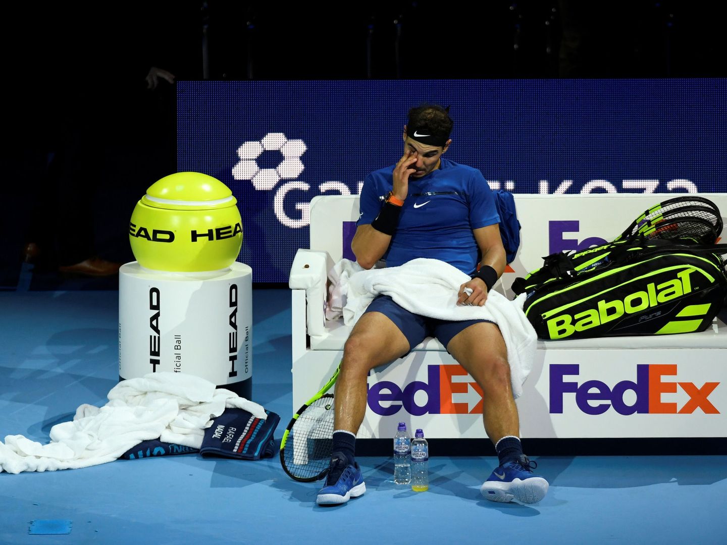 Nadal, preocupado en su banco durante su partido contra Goffin de la ATP Finals del 2017. (Reuters)