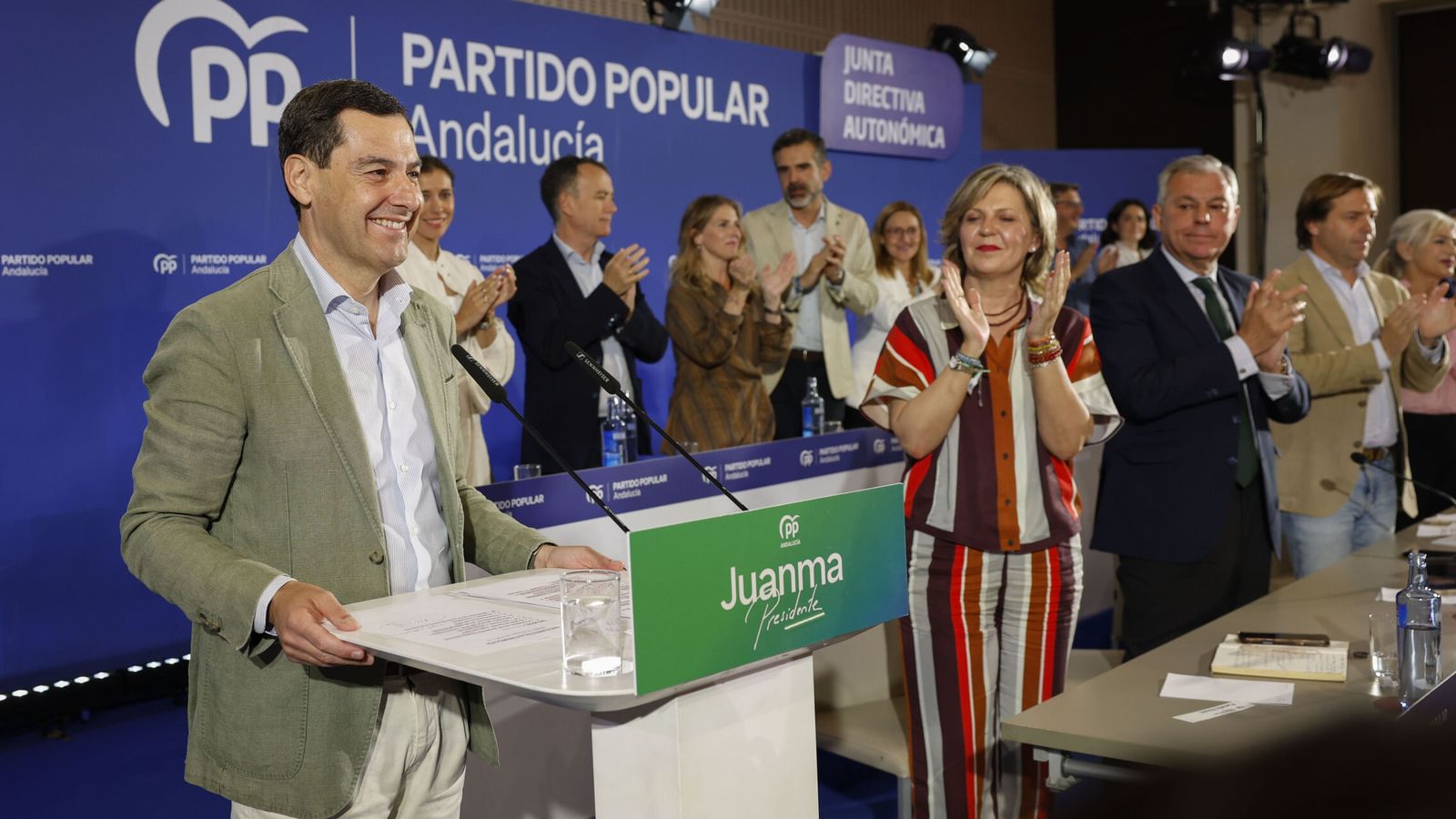 Moreno quiere apoyo externo y Vox recuerda que los andaluces "le arrebataron" la absoluta