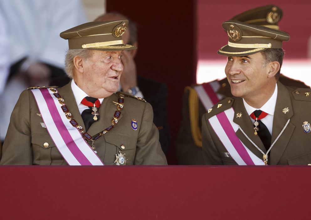 Foto: El rey Juan Carlos y el príncipe Felipe en la ceremonia militar, en San Lorenzo de El Escorial (AP).