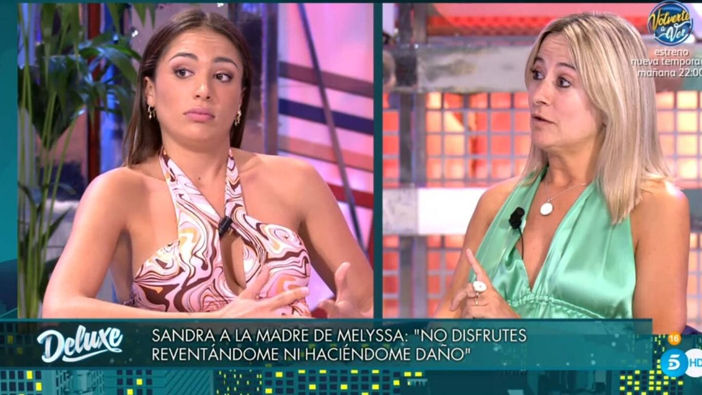 Sandra Pica y la madre de Melyssa, en 'Viernes Deluxe'. (Telecinco).