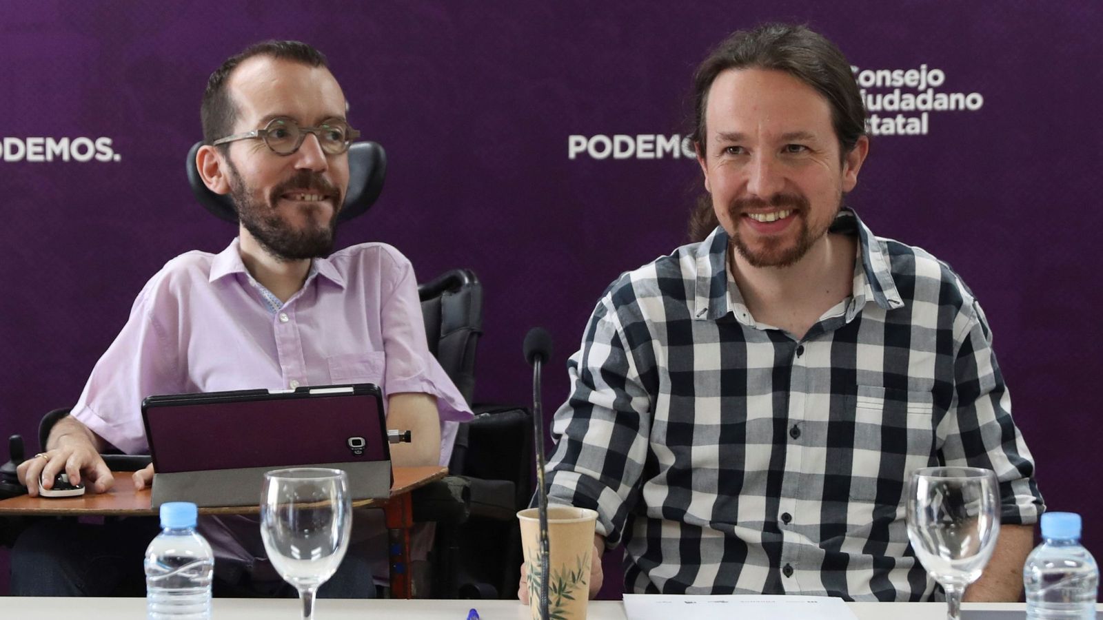 Foto: El líder de Podemos, Pablo Iglesias, y el exsecretario de Organización, Pablo Echenique (i), durante una reunión del Consejo Ciudadano Estatal. (EFE)