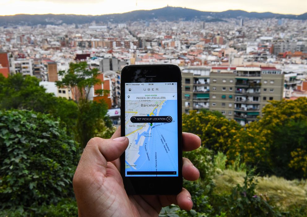 Foto: Un usuario utiliza la 'app' de Uber en Barcelona (Reuters)