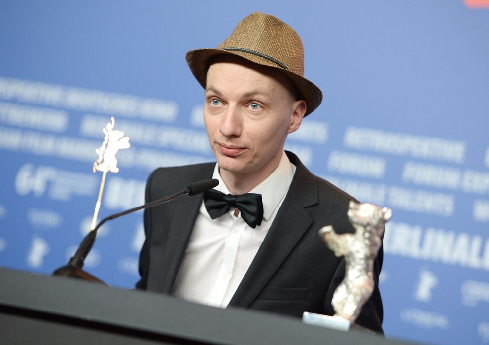 Foto: Dietrich Brüggemann posa con su premio al mejor guion en el Festival de cine de Berlín (EFE)