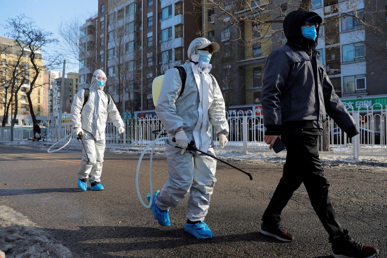 Operarios desinfectan las calles en China. (EFE)