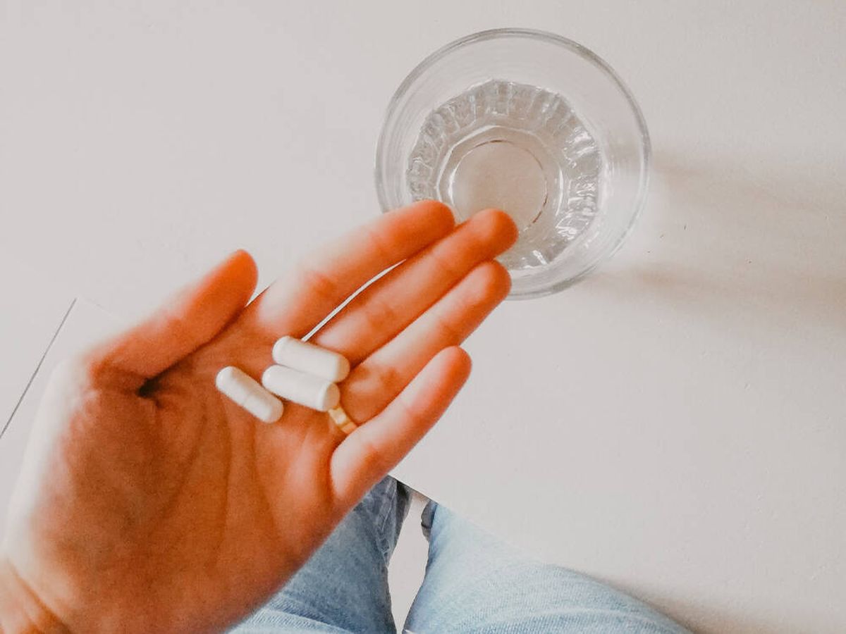 Foto: Esta es la mejor postura para tomar una pastilla y que haga efecto más rápido. (Unsplash/Mariana Rascão)