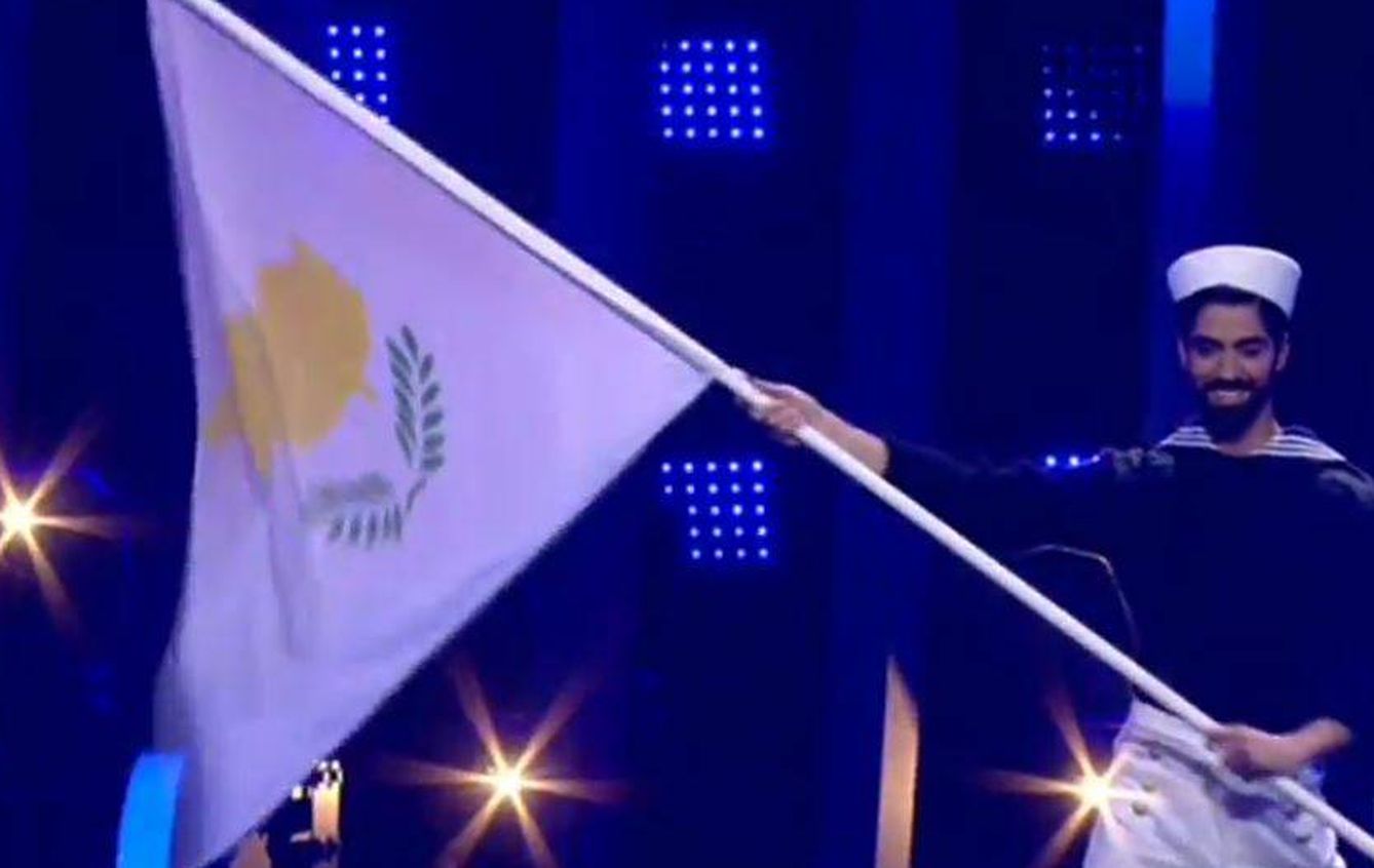 Los marineros presentan las banderas de los países en Eurovisón