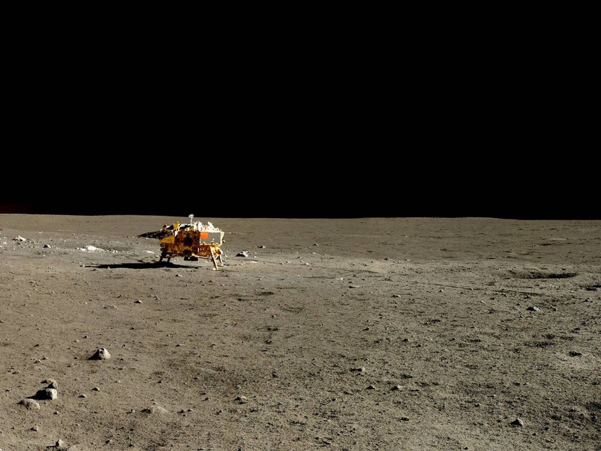 Foto: La nave espacial Chang'e 5 en la superficie lunar. (CMSA)