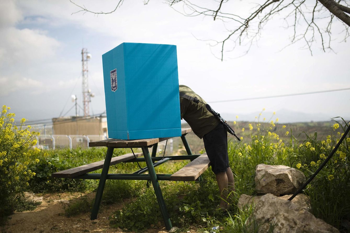Un soldado deposita su voto en una urna móvil en Migdalim (Reuters).
