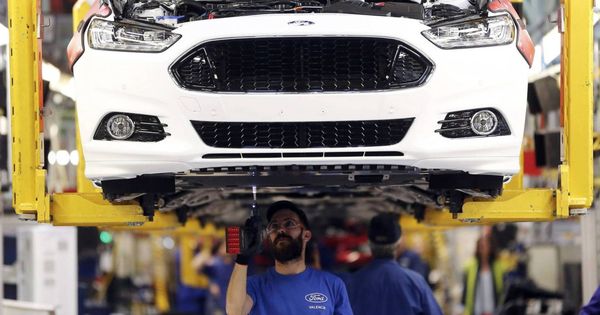 Foto: Una operario en la cadena de producción de la planta de Ford en Almussafes.