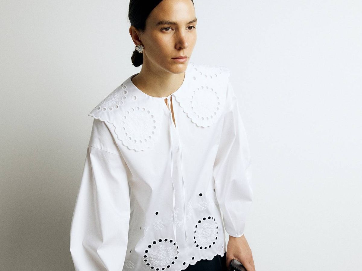 Foto: Blusa blanca de Sfera con toque trendy. (Cortesía)