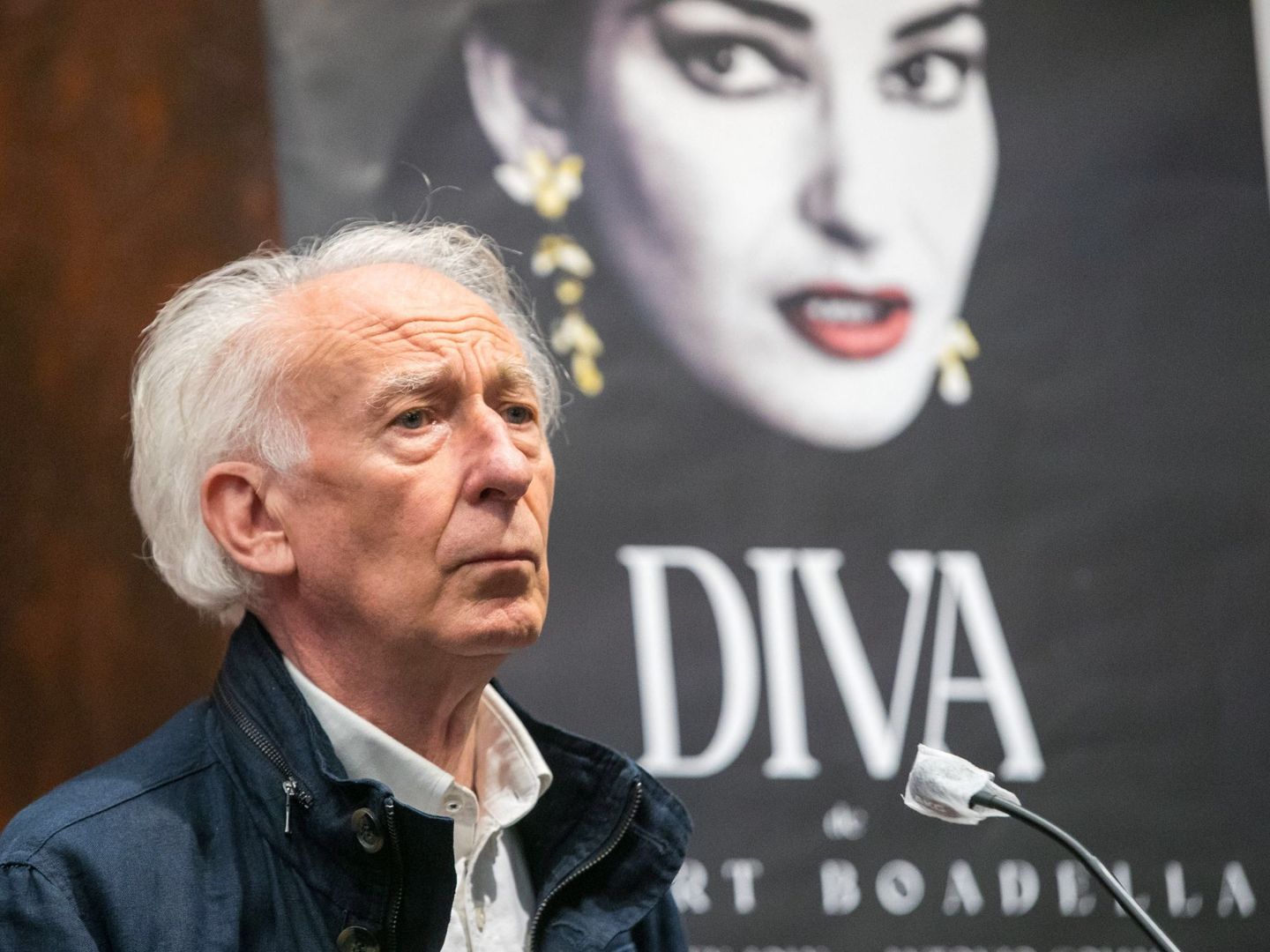 Albert Boadella, ante el cartel de su espectáculo 'Diva'. (EFE/Javier Cebollada)