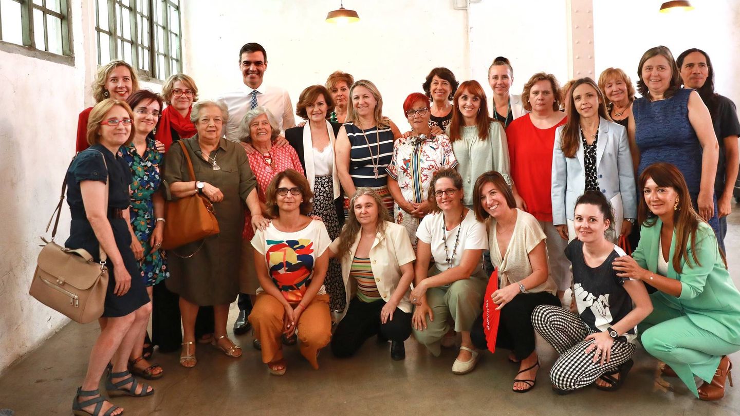 Pedro Sánchez y la vicepresidenta, Carmen Calvo, con los colectivos de mujeres con los que se reunieron ambos en el espacio Muelle 36 de Madrid, este 1 de agosto de 2019. (Inma Mesa | PSOE)