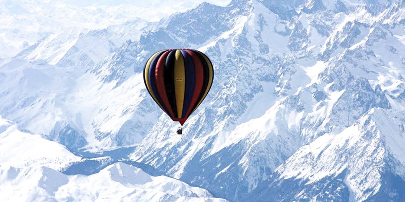 Un paseo en globo sobrevolando el Everest, al alcance de los pocos privilegiados que puedan pagar cuatro  millones de euros.