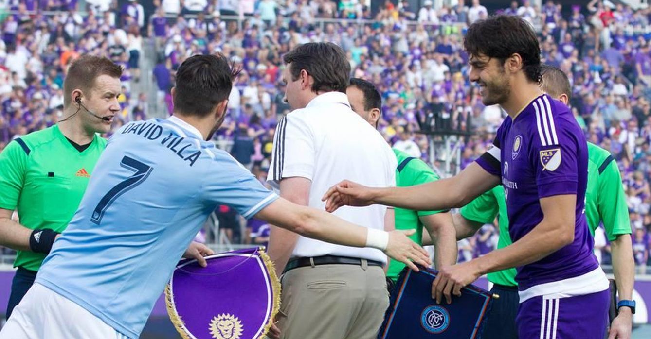 Foto: Villa y Kaká se saludan en su estreno en la Major League Soccer (FOTO: www.facebook.com/newyorkcityfc)