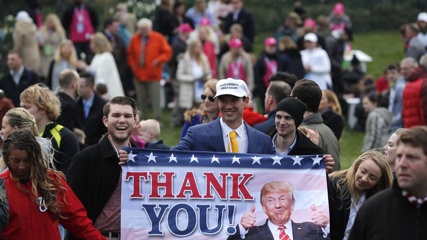 Partidarios de Trump se reúnen frente a la Casa Blanca durante la celebración de Pascual, el 2 de abril de 2018. (Reuters)
