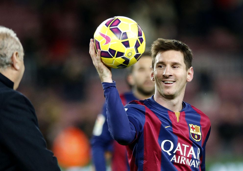 Foto: Leo sonríe con el balón que se llevó a casa tras su hat-trick ante el Espanyol. 
