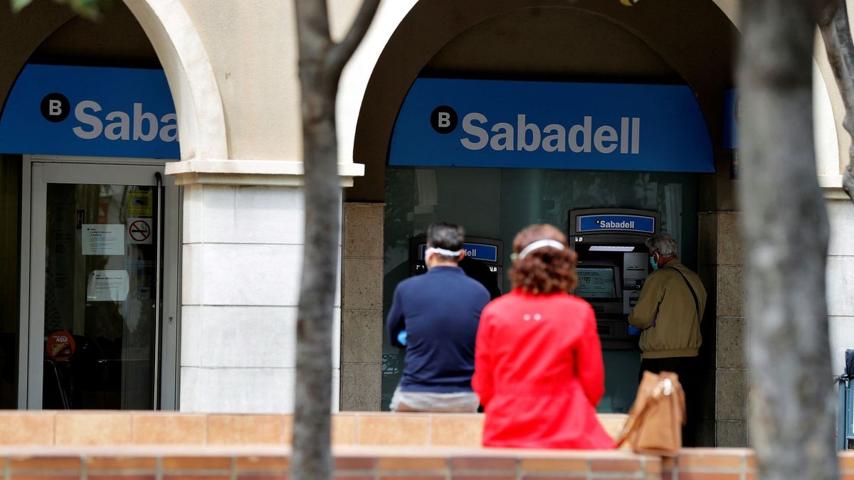 Sabadell reabre un mercado clave para la banca: la venta de carteras tóxicas