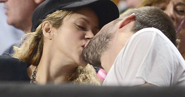 Foto: Piqué y Shakira se funde en un beso en una imagen de archivo. (Gtres)