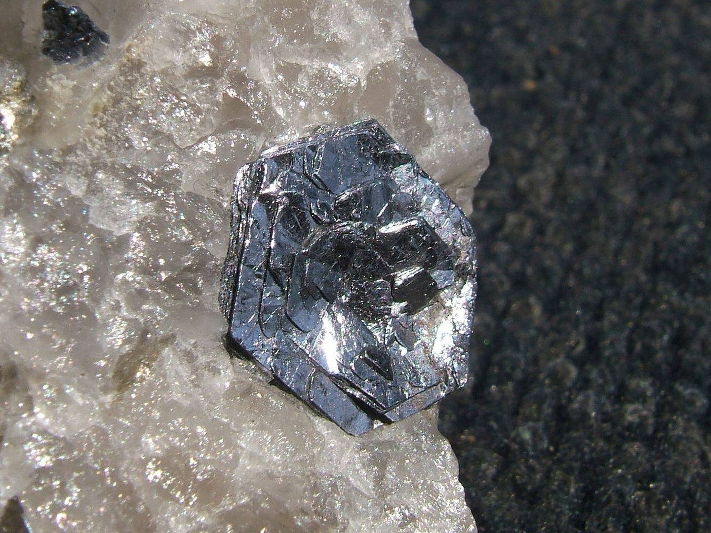 Disulfuro de molibdeno (Foto: Wikimedia)