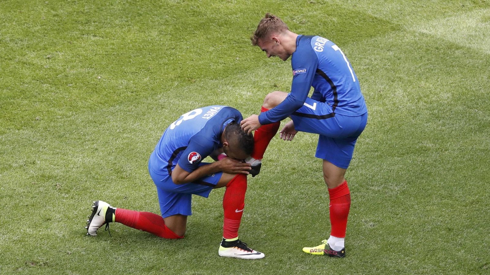 Foto: Payet besa la bota de Griezmann, autor de los dos goles de Francia a Irlanda. (EFE)