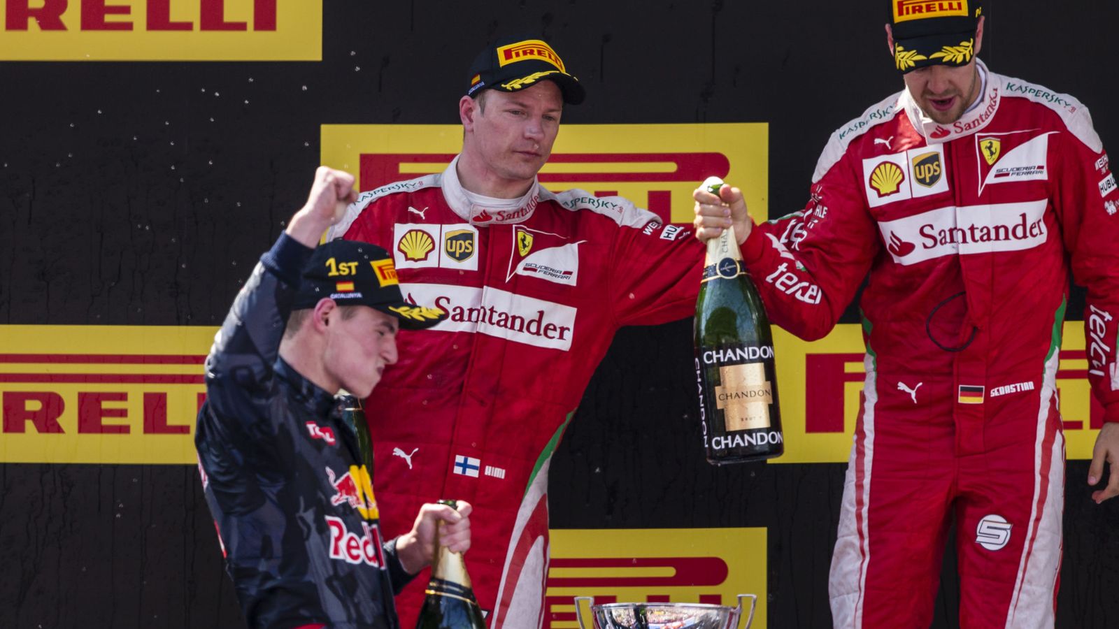 Foto: Verstappen sube al podio de Montmeló. (Cordon Press)