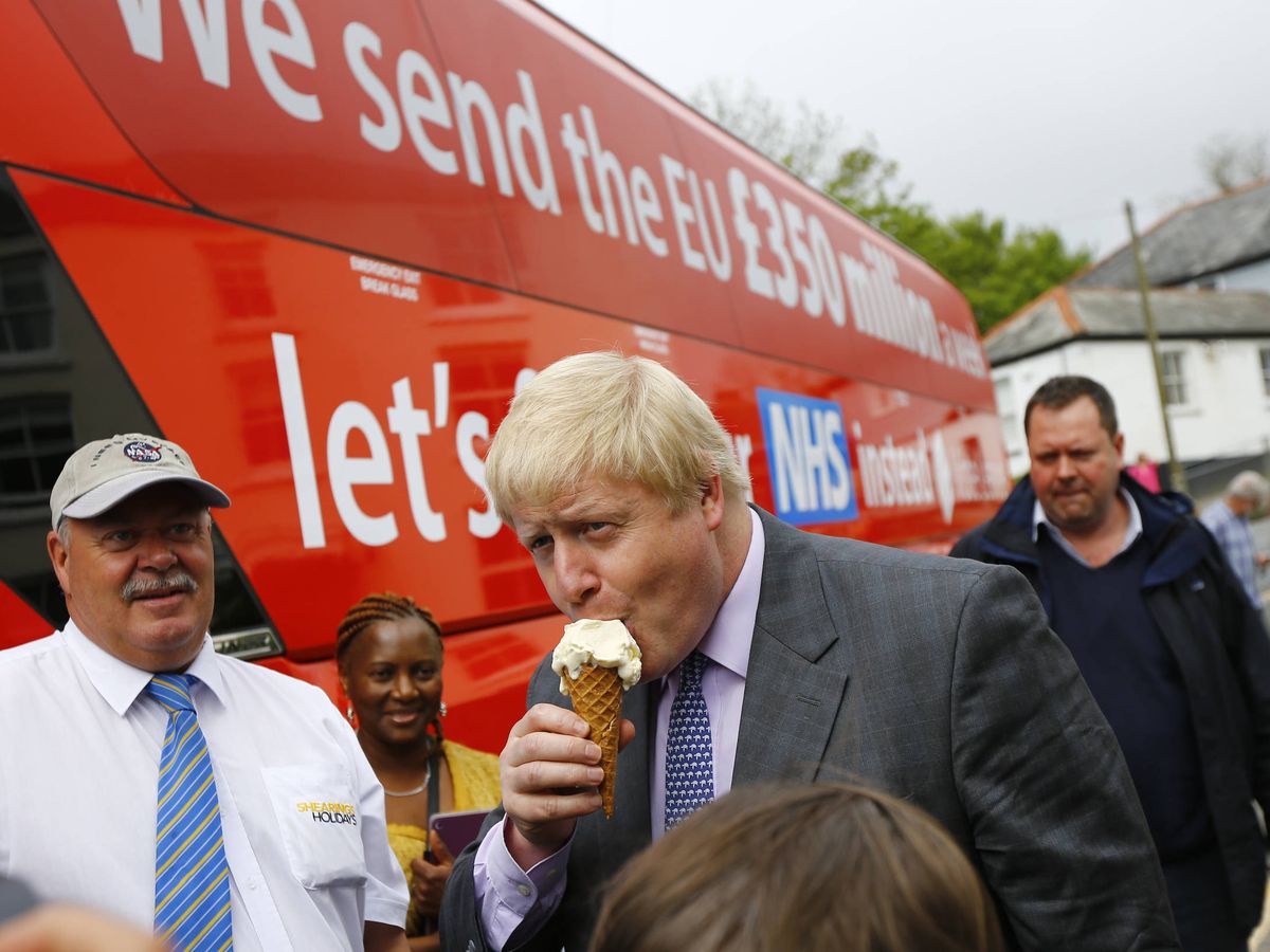 Foto: Boris Johnson disfruta de un helado durante la campaña por el Brexit junto al célebre 'Vote leave bus'. 11 de mayo de 2016. (Reuters)