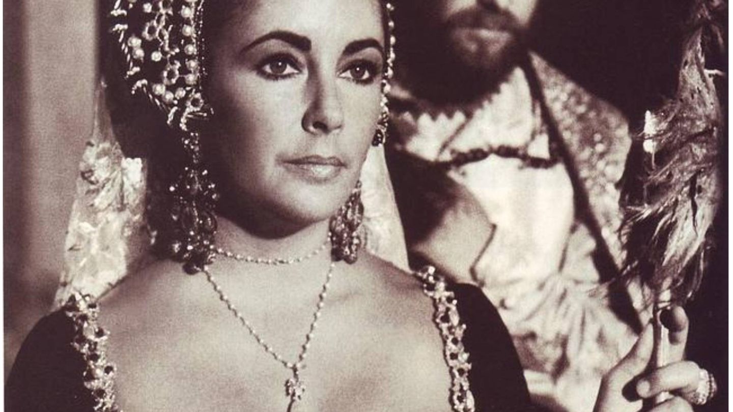 Elizabeth Taylor, caracterizada en 1969 con la perla Peregrina para 'Ana de los mil días'. (Hal B. Wallis)