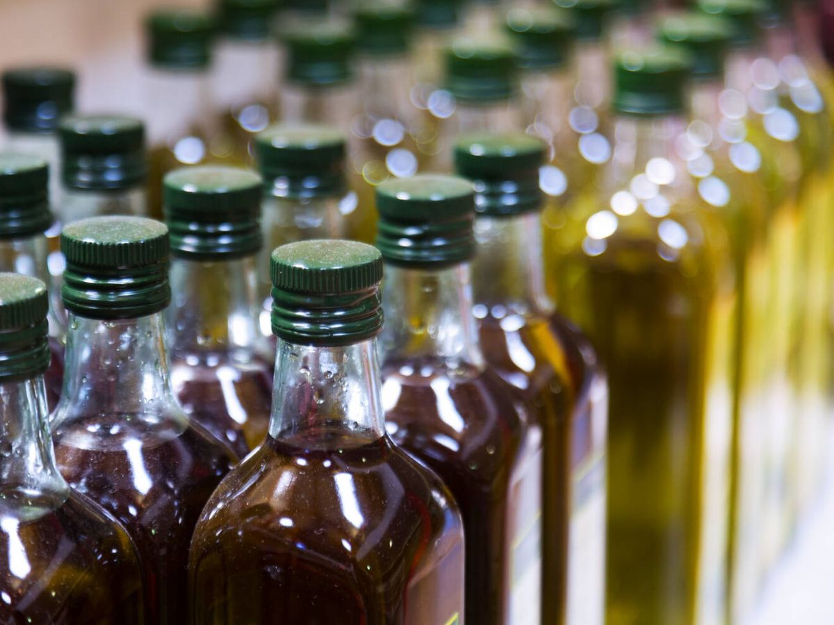 Foto: El precio del aceite de oliva se dispara: el bajo 'stock' nacional repercute en nuestro bolsillo. (bearfotos para Freepik)