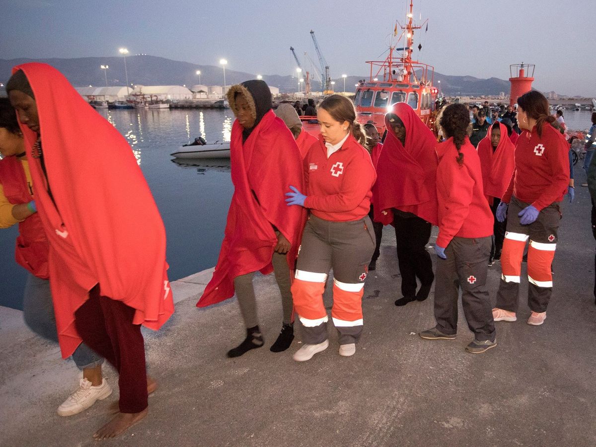 Foto: Foto de archivo de algunos migrantes rescatados por Salvamento Marítimo llegando al puerto de Motril (EFE)