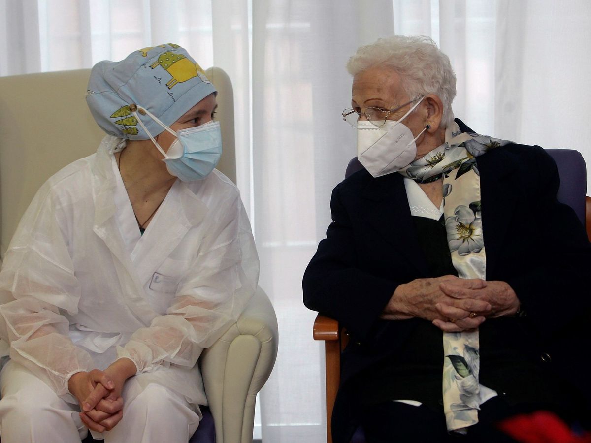 Foto: Mónica y Araceli, las dos primeras españolas en vacunarse del covid-19. (EFE)