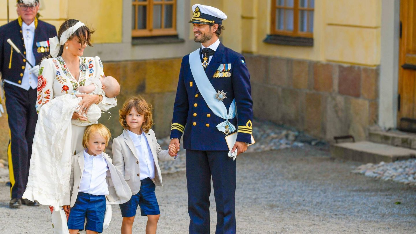 Posado de Carlos Felipe y Sofía de Suecia con sus tres hijos a la salida de la capilla donde ha sido bautizado Julian.(CP)